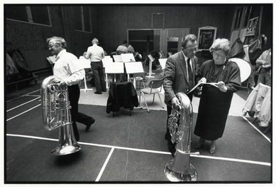 108055 Afbeelding van de leden van het Koninklijk Utrechts Dilettanten Orkest (K.U.D.O.), na afloop van een repetitie ...
